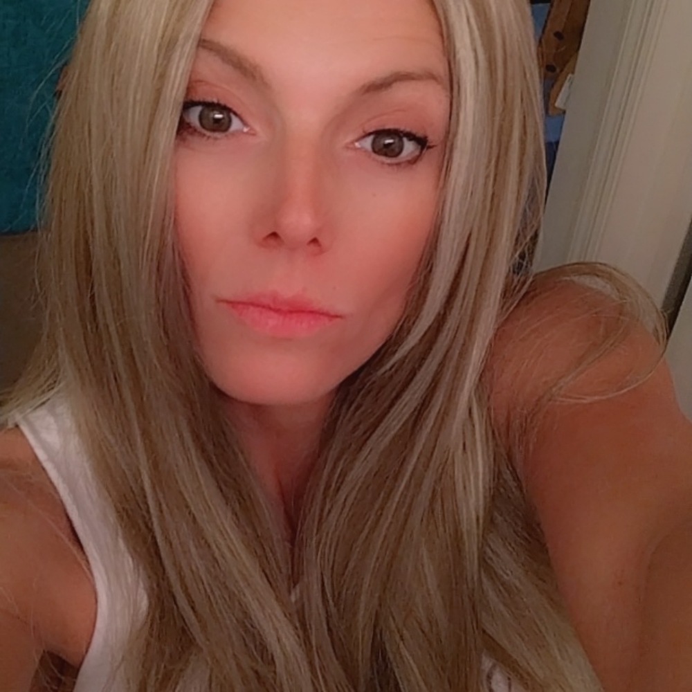 Ash blonde wig w/ thin light blonde highlights 26in w/ short & long layers